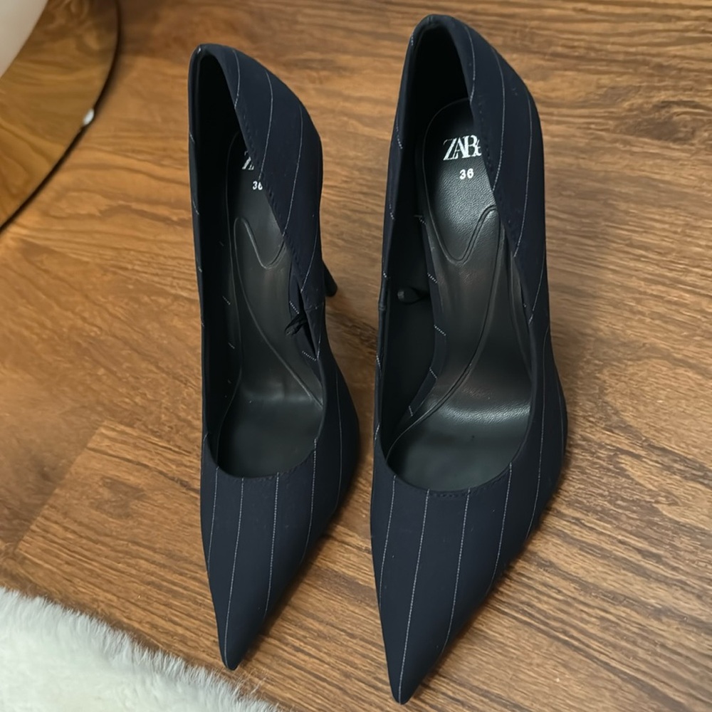 Zara navy/striped heel-never worn